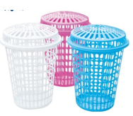 BAC A LINGE PLASTIQUE AVEC COUVERCLE ASSORTIS