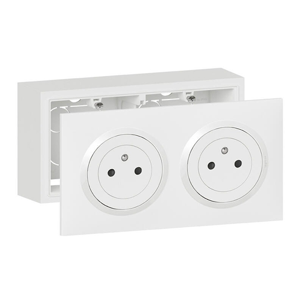 KIT DOUBLE PRISE DE COURANT 2P+T SURFACE DOOXIE 16A PRECABLEES LIVREE AVEC CADRE POUR MONTAGE EN SAILLIE FINITION BLANC