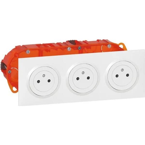 KIT TRIPLE PRISE DE COURANT 2P+T SURFACE DOOXIE 16A PRECABLEES FINITION BLANC